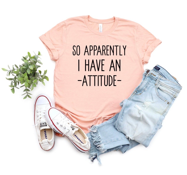 Así que aparentemente tengo una camisa de actitud Camisas con refranes Citas divertidas para mujeres Camisa divertida imagen 1