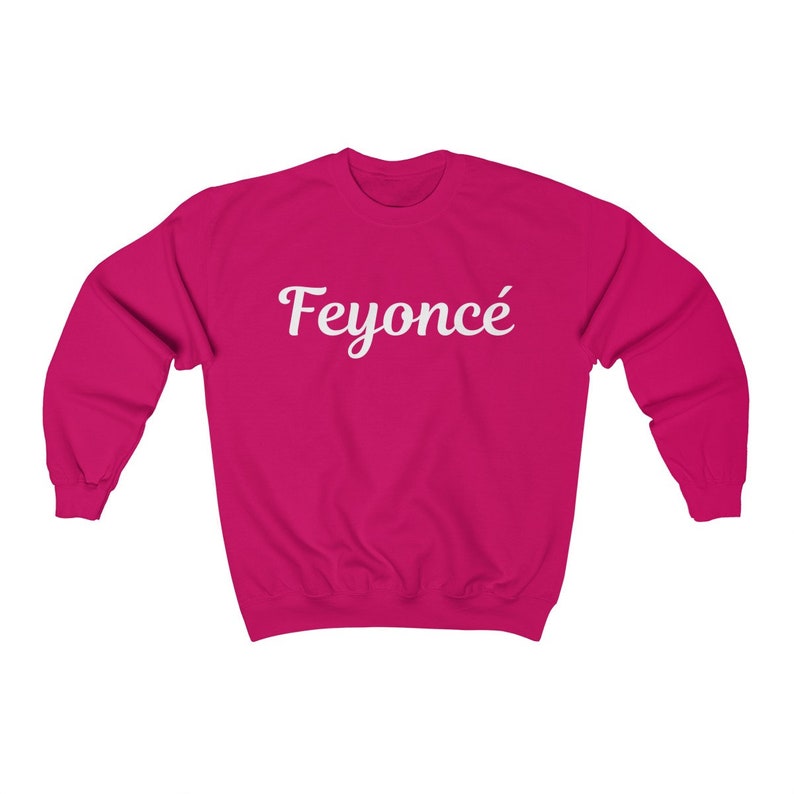 K&ouml;nnte beinhalten: Ein rosa Sweatshirt mit dem Text "Feyonc&eacute;" in wei&szlig;er kursivschrift.