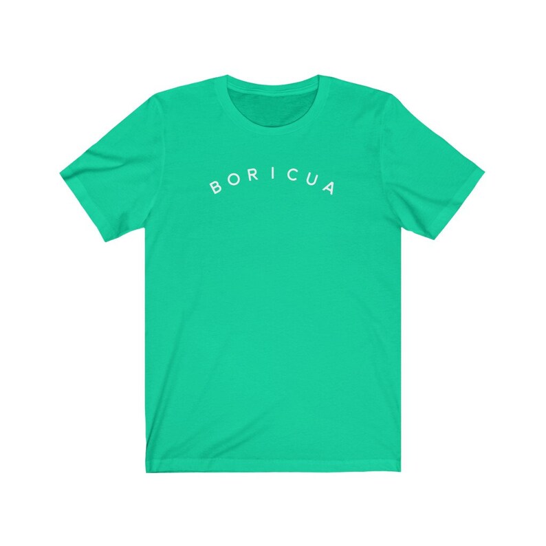 Puede incluir: Una camiseta verde brillante con la palabra "BORICUA" impresa en blanco en el pecho. La camiseta tiene mangas cortas y cuello redondo. El texto est&aacute; en una fuente sencilla, sin serifa.