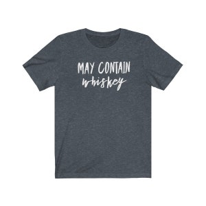 Puede contener camisa de whisky Puede contener camiseta de whisky Camiseta amante del whisky Regalo amante del whisky Camiseta unisex Jersey de manga corta imagen 7