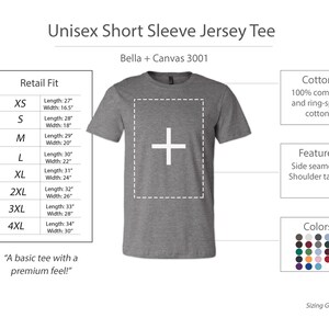 Może przedstawiać: Szary melanżowy t-shirt z dżerseju z kr&oacute;tkim rękawem, ozdobiony białym przerywanym prostokątem i znakiem plusa. Obraz zawiera tabelę rozmiar&oacute;w z wymiarami w calach, informacje o materiale oraz szczeg&oacute;ły dotyczące szw&oacute;w bocznych.