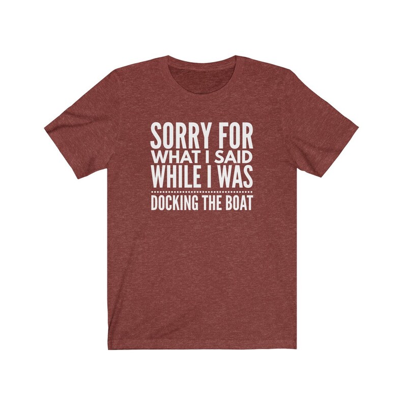 Op de afbeelding: Bordeauxrood t-shirt met de witte tekst "SORRY FOR WHAT I SAID WHILE I WAS DOCKING THE BOAT". Het shirt heeft korte mouwen en een ronde hals. De stof heeft een gem&ecirc;leerde textuur.