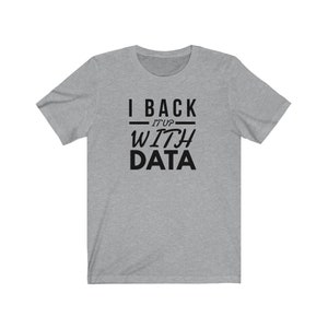 Puede incluir: Una camiseta de manga corta en color gris jaspeado con texto negro impreso en el pecho que dice I BACK IT UP WITH DATA, con las palabras I BACK y DATA en una fuente sans-serif negrita e IT UP en una fuente serif m&aacute;s peque&ntilde;a e it&aacute;lica.