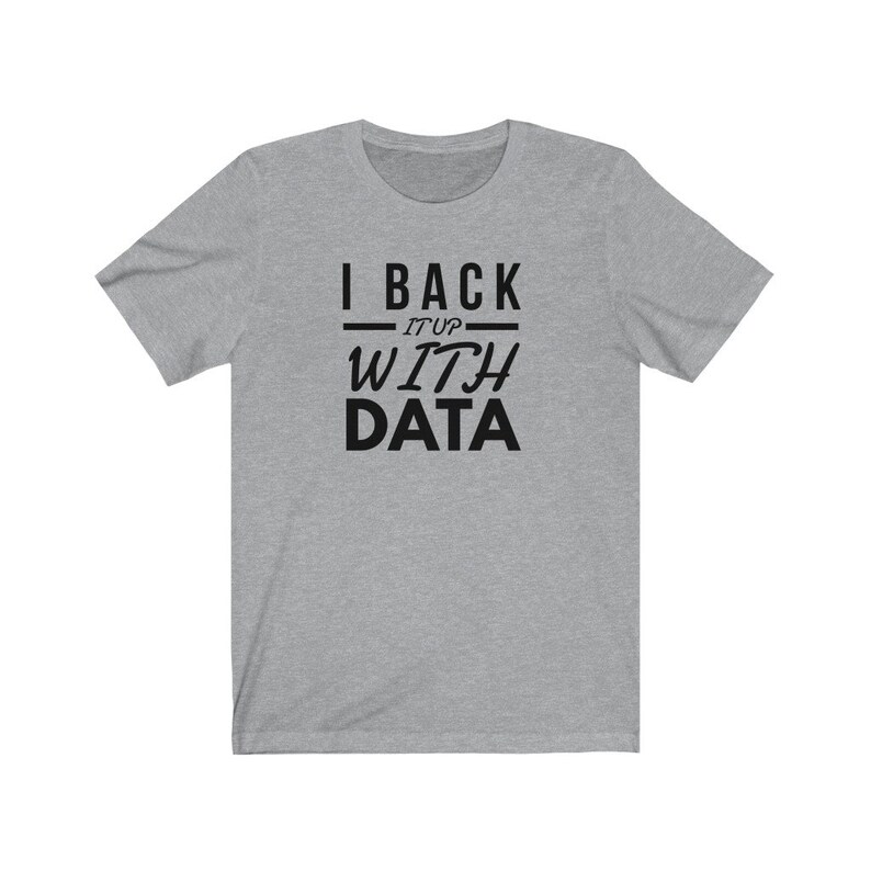 Puede incluir: Una camiseta de manga corta en color gris jaspeado con texto negro impreso en el pecho que dice I BACK IT UP WITH DATA, con las palabras I BACK y DATA en una fuente sans-serif negrita e IT UP en una fuente serif m&aacute;s peque&ntilde;a e it&aacute;lica.