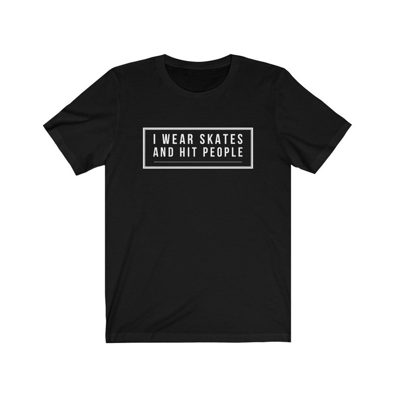 Roller Derby Geschenk Unisex Jersey Kurzarm T-Shirt Ich trage Schlittschuhe und ich schlage Menschen Shirt Roller Derby Shirt Bild 4