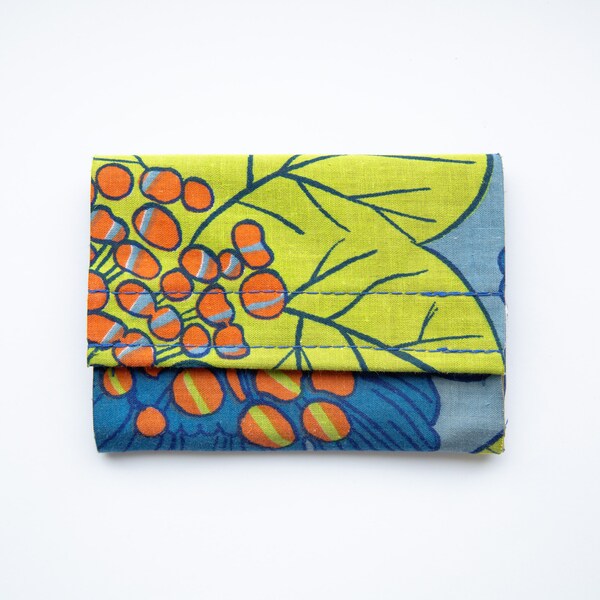 Portemonnaie M aus Luftmatratze orange-grün blaues Blumen-Muster – upcycling