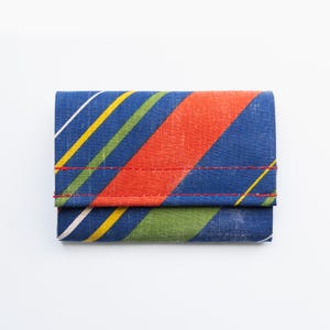 Upcycling Geldbeutel aus Luftmatratze blau-grün-rot-gelb-weiß gestreift, veganes Zero Waste Portemonnaie M, nachhaltiges Geschenk