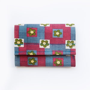 Upcycling Geldbeutel mit Blumenmuster aus vintage Luftmatratze | Vegane Geldbörse M | Nachhaltiges Portemonnaie mit vielen Fächern | 70er