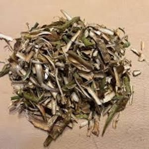 Peut inclure: Un tas de copeaux de bois brun clair et vert, probablement destinés à l'artisanat ou au jardinage.