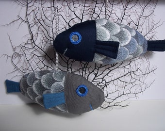 Fisch Anhänger aus Baumwolle mit Polyesterfüllwatte Spiegelauge Silberkordel Angler
