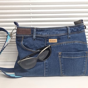 upcycling-Jeanstasche mit Reißverschluß und längenverstellbarem Trageriemen
