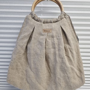 kleine upcycling-Leinentasche aus einem Rolltuch mit Reißverschlußinnenfach und Bambusgriffen