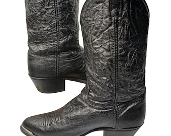 Botas vaqueras negras de cuero para hombre LAREDO con punta afilada y detalles metálicos cosidos.