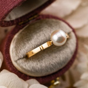 Vintage pearl ring 14k solid gold cultured pearl ring yellow gold ring solitaire ring antique ring, size 8.25