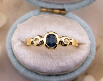 Anillo vintage de tres piedras con zafiro y diamante, oro de 18 quilates, talla 7.75.