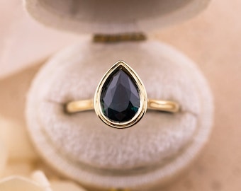 Anillo de compromiso con zafiro en forma de pera de 2,20 ct engastado en bisel.