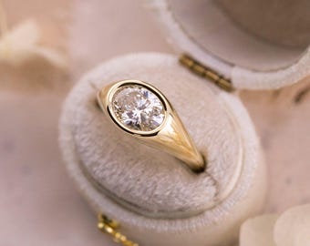 Anillo de compromiso de talla ovalada de 1,59 ct, orientado hacia el este y el oeste.