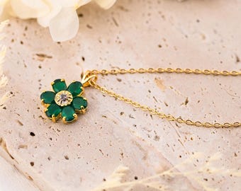 Colgante floral de ágata verde y diamantes, chapado en oro.