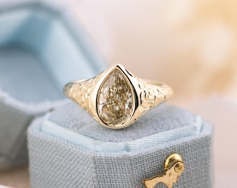 Anillo de compromiso con diamante color champán talla pera de 2,09 ct grabado a mano - Lenora