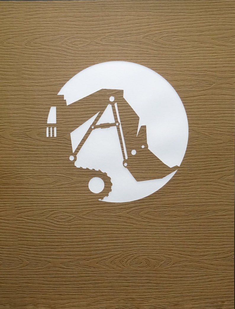 Puede incluir: Silueta blanca de una excavadora sobre un fondo circular, colocada sobre una superficie marr&oacute;n con textura de vetas de madera. El dise&ntilde;o de la excavadora presenta brazos detallados, un cuchar&oacute;n y una cabina. El dise&ntilde;o general es una representaci&oacute;n gr&aacute;fica minimalista de equipos de construcci&oacute;n.