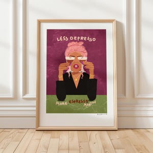 Könnte beinhalten: Eine digitale Illustration einer Frau mit rosa Haaren, die zwei Gläser Espresso Martini hält. Der Text "Less Depresso More Espresso Martini" steht unter der Frau.