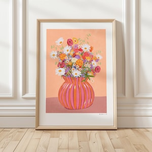 Könnte beinhalten: Ein bunter Blumenstrauß in einer rosa-orange gestreiften Vase. Die Vase steht auf einer pfirsichfarbenen Oberfläche. Die Blumen sind eine Mischung aus Weiß, Rosa, Gelb, Orange und Rot.