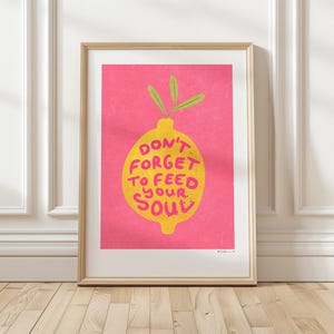 Könnte beinhalten: Ein rosa Hintergrund mit einer gelben Zitronenillustration. Die Zitrone trägt den Text "DON'T FORGET TO FEED YOUR SOUL".