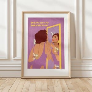 Könnte beinhalten: Ein gerahmter Kunstdruck zeigt eine Person mit dunklem Haar in einem violetten Badeanzug, die in einen gelb gerahmten Spiegel blickt. Der Text lautet IN LOVE WITH MY OWN EVOLUTION. Die Illustration enthält kleine weiße Gänseblümchen.