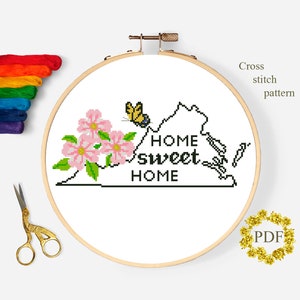 Könnte beinhalten: Kreuzstichmuster des Bundesstaates Virginia mit rosa Blumen, einem Schmetterling und dem Text "Home Sweet Home".