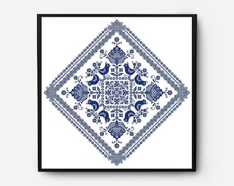 Op de afbeelding: Een blauw en wit ruitvormig patroon met een bloemenontwerp en vogels. Het patroon wordt omlijst door een zwarte rand.