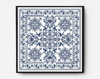 Op de afbeelding: Een ingelijst kruissteekpatroon met een blauw en wit ontwerp met sneeuwvlokken, harten en rendieren. Het ontwerp is symmetrisch en heeft een traditionele volkskunststijl.