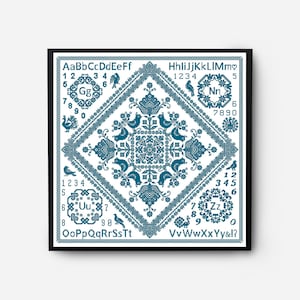 Könnte beinhalten: Ein blaugrünes Kreuzstichmuster mit einem rautenförmigen Design in der Mitte. Das Muster enthält Vögel, Blumen und geometrische Formen. Die Buchstaben des Alphabets sind um den Umfang des Musters angeordnet, zusammen mit Zahlen.