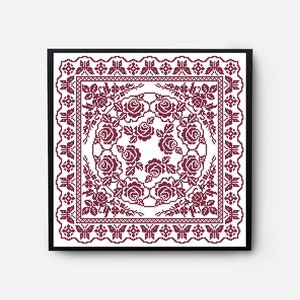 Peut inclure: Un motif de point de croix encadré avec un motif floral bordeaux représentant un motif répété de roses et de feuilles. Le motif est entouré d'une bordure de papillons et de formes géométriques.