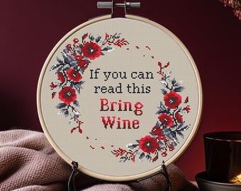 Si puedes leer este patrón de punto de cruz en PDF "Trae vino", con flores, una cita sarcástica y subversiva, y un bordado divertido y vulgar, te encantará.