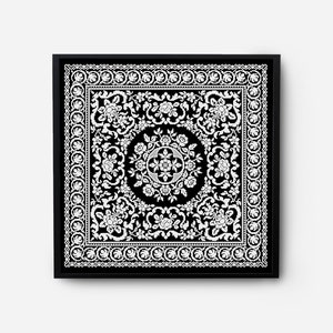 Könnte beinhalten: Schwarzweißes gerahmtes Kunstwerk mit einem quadratischen Design mit komplizierten floralen Mustern und einem zentralen kreisförmigen Motiv.
