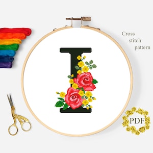 Letra I Padrão de ponto cruz moderno PDF, gráfico de ponto cruz contado com monograma floral, flores rosas, bordado de arte de aro, download digital