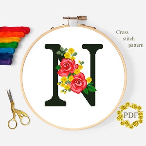 Letra N Moderno Padrão de Ponto Cruz PDF, Monograma Floral Contado Gráfico de Ponto Cruz, Flores Rosas, Bordado de Arte em Argola, Download Digital