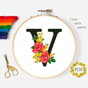 Letra V Moderno Padrão de Ponto Cruz PDF, Monograma Floral Contado Gráfico de Ponto Cruz, Flores Rosas, Bordado de Arte em Argola, Download Digital