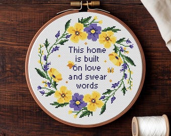 Esta casa está construida sobre el amor y las malas palabras. Patrón de punto de cruz en PDF. Gráfico de citas subversivas sarcásticas. Bordado sarcástico. Corona floral vulgar y divertida.