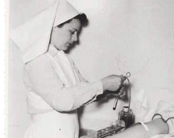 Infirmière et patient dans une salle d'hôpital - photo médicale vintage - antécédents médicaux médicaux trouvés à l'hôpital photo infirmière médecin +6136