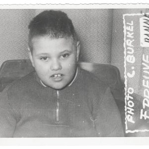 Niepełnosprawny chłopiec na wózku inwalidzkim - zabytkowe zdjęcie medyczne - dorastanie w innym wieku - Belgia medycyna historia społeczna życie rodzinne zdjęcie +2354F