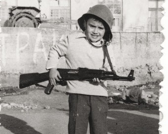 BOY with MACHINE GUN - Uniforme militaire, fusil, photo de petit garçon, enfants rigolos, photo instantanée vintage, Bulgarie +7134