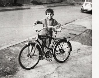FAIRE DU VELO : photo d'un petit garçon, Croatie, ex-Yougoslavie, Balkans, enfants drôles, jouant à l'extérieur, photo instantanée vintage +7075