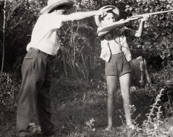 JEUNE CHASSEUR en FORMATION, photo de petit garçon avec un fusil de chasse, enfants drôles de Bosnie, ex-Yougoslavie, Balkans, photo instantanée vintage +7020