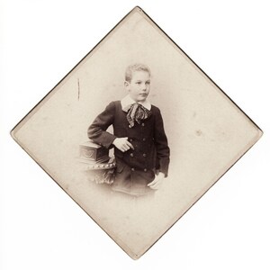 SUPERZELDZAME antieke jongensfoto uit 1870, tienerjongen in kabinetskaartstijl Graz-Oostenrijk, ongebruikelijke hoek en formaat, +7525b