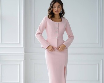 Tailleur jupe crayon formel rose poudré, tailleur bureau élégant avec boucle à boucle, jupe midi taille haute avec fente, ensemble jupe rose décontractée