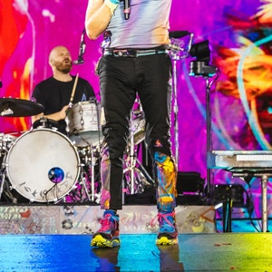 Coldplay Chris Martin Handbemalte Hose, Einzigartige Festivalkleidung Schwarze Jeans, Bunte Farben Hose