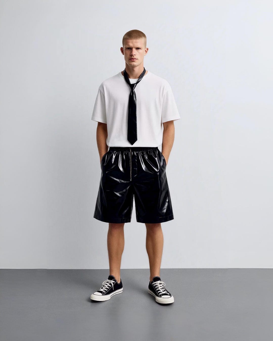 Pantaloncini in lattice di pelle verniciata Pantaloni neri