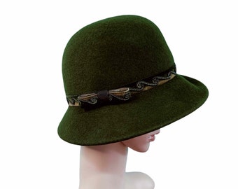 Sombrero cloche de fieltro de lana merino verde hecho a mano: estilo vintage de los años 20.