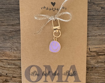 Karte mit SMILEY-Schlüsselanhänger für die OMA | Spruch | Kleines Geschenk | Mitbringsel | Taschenanhänger | Smile | Kleinigkeit